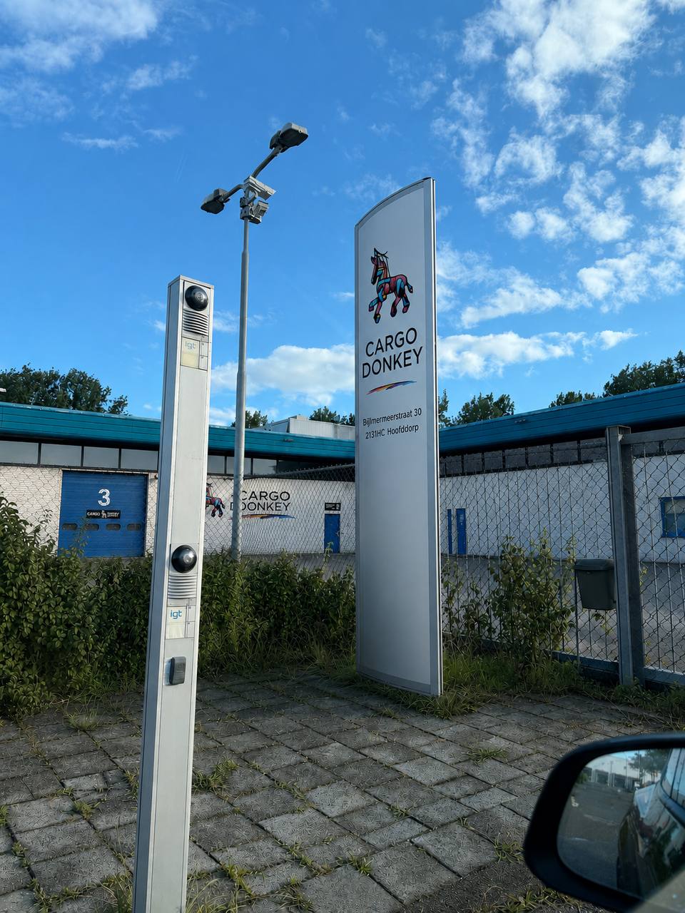 Cargo Donkey bedrijfspand met gevelreclame, entreezuil en loods aan de Bijlmermeerstraat in Hoofddorp.