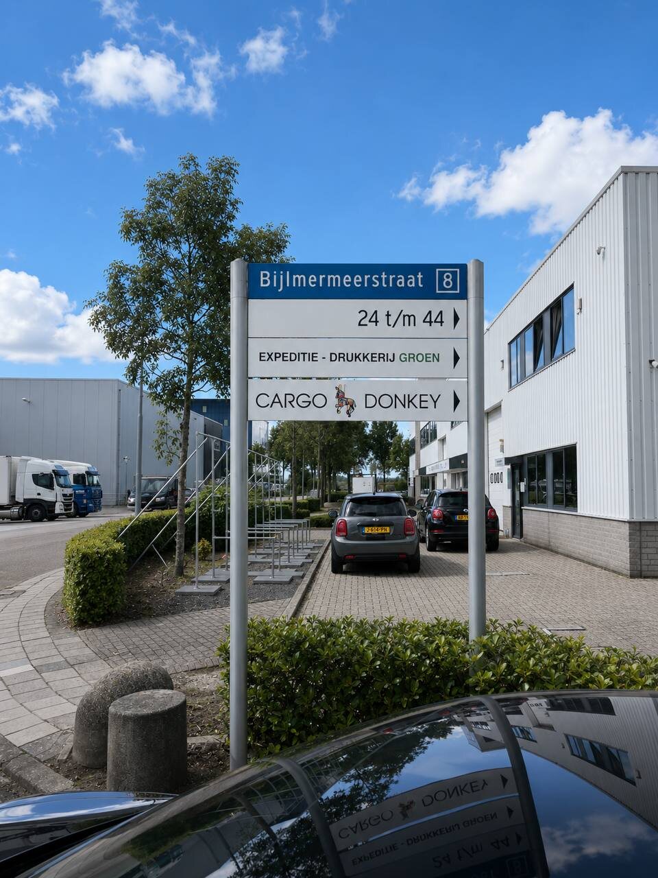 Bewegwijzeringsbord voor Cargo Donkey aan de Bijlmermeerstraat in Hoofddorp, met bedrijfspand en logistieke omgeving op de achtergrond.
