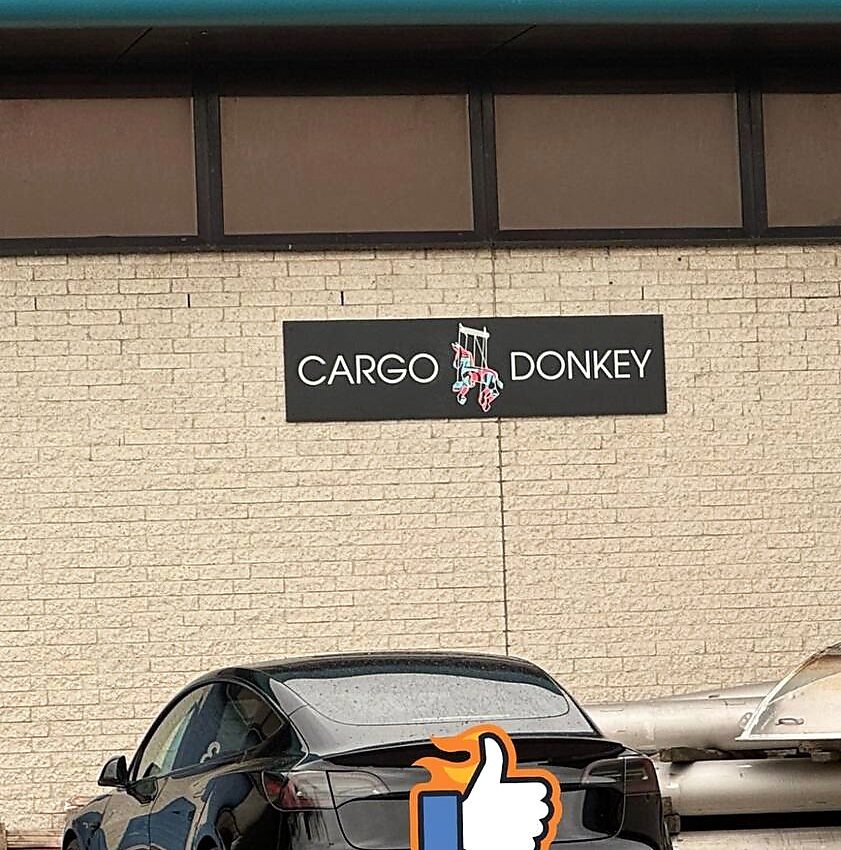 Gevelreclame van Cargo Donkey bij het pand in Hoofddorp.