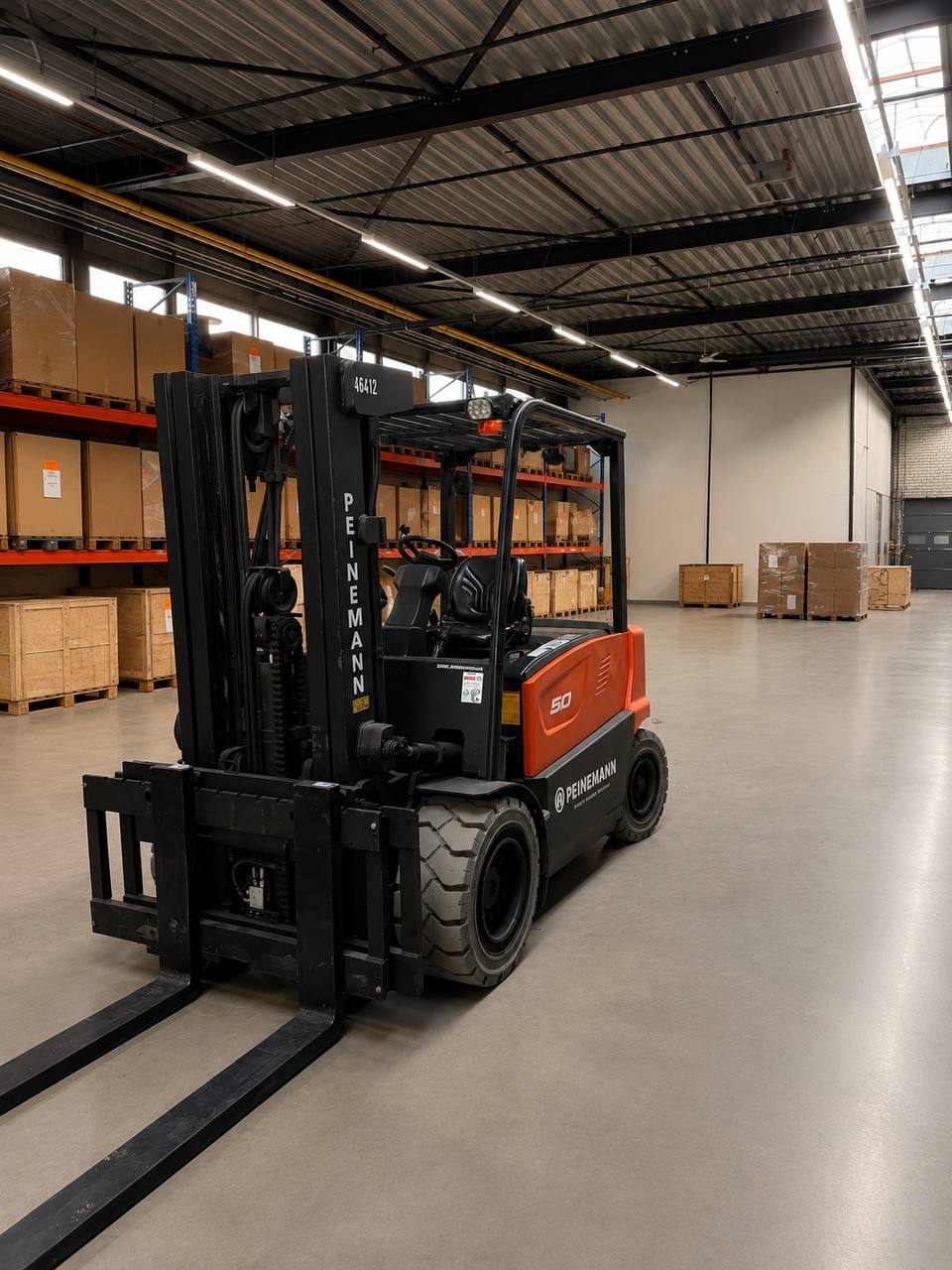 Heftruck in de opslaghal met palletstellingen en projectgoederen bij Cargo Donkey in Hoofddorp.