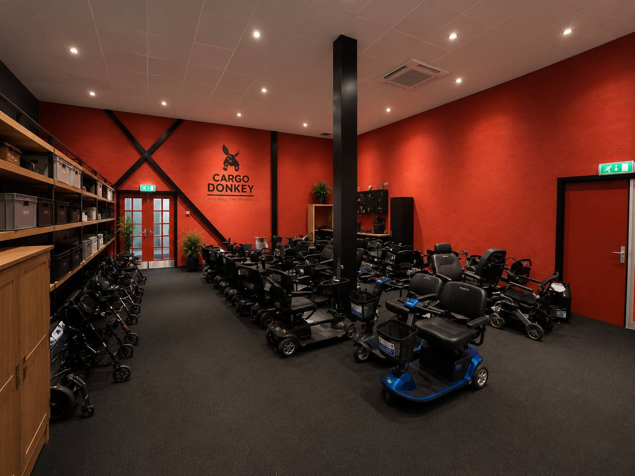 Showroomruimte met mobiliteitshulpmiddelen en Cargo Donkey-logo in Hoofddorp.