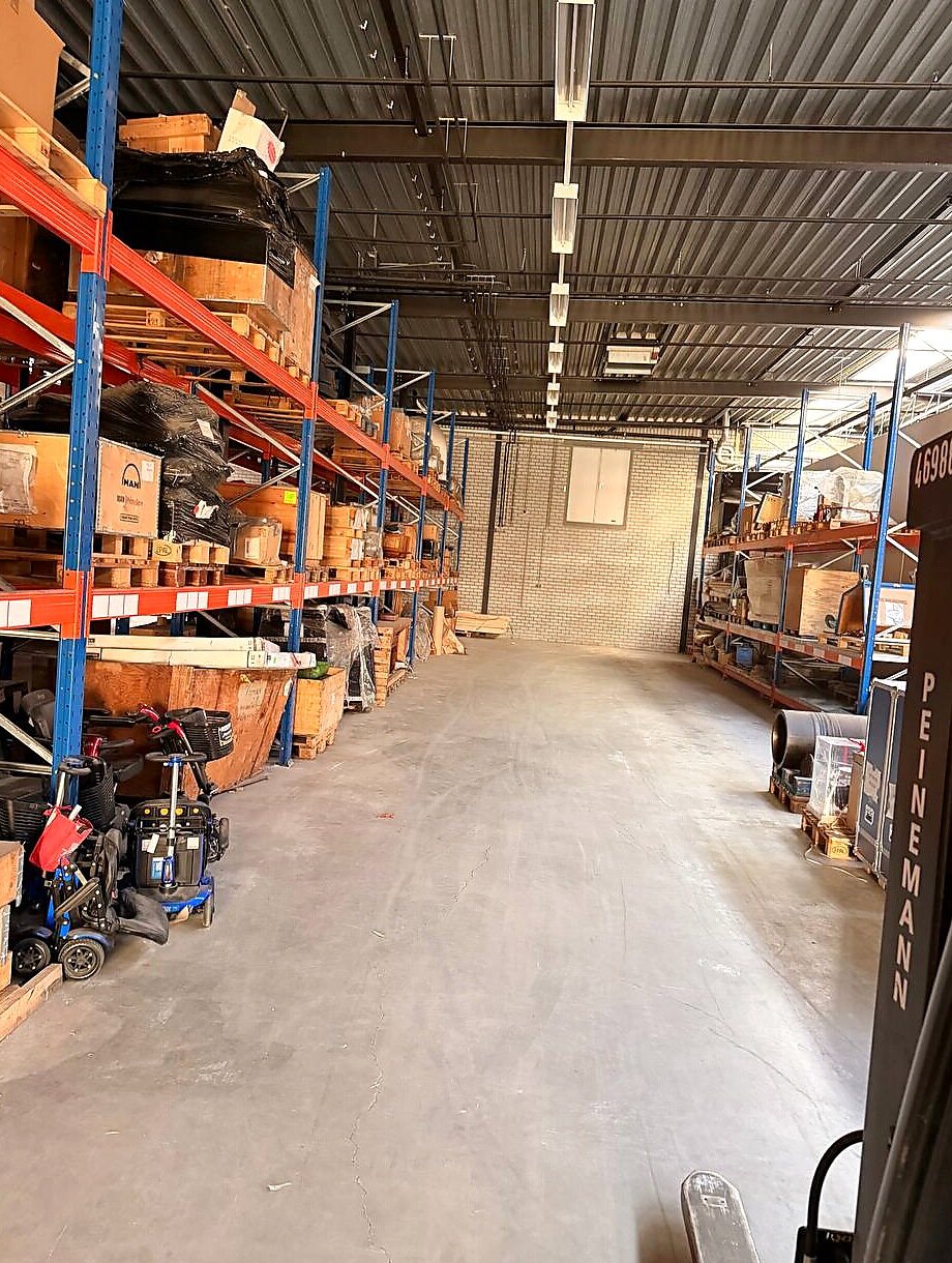 Magazijnstellingen met kratten en projectgoederen in Hoofddorp.