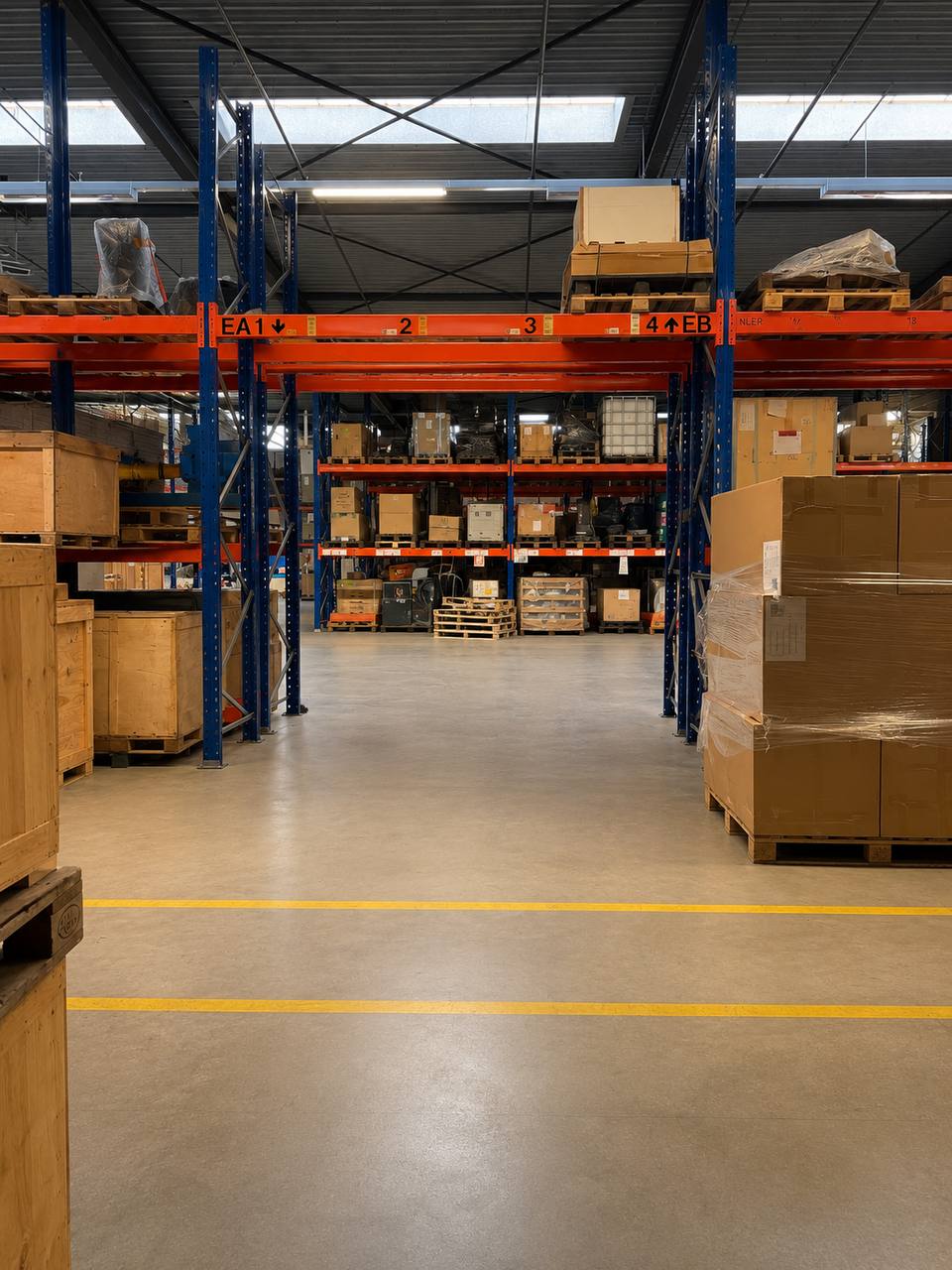 Magazijnstellingen, palletopslag en vrije rijbaan voor projectgoederen bij Cargo Donkey in Hoofddorp.