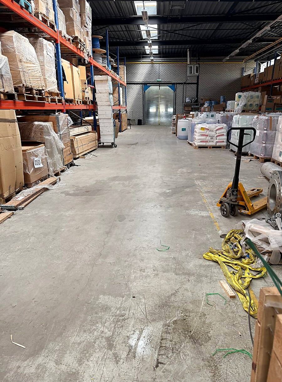 Opslagpad met pallets en goederen in de loods van Cargo Donkey.