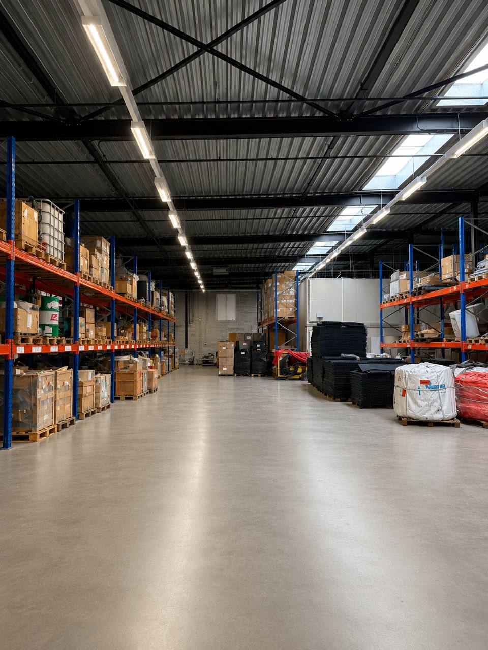 Ruime opslaghal met palletstellingen, projectgoederen en vrije vloeroppervlakte bij Cargo Donkey in Hoofddorp.