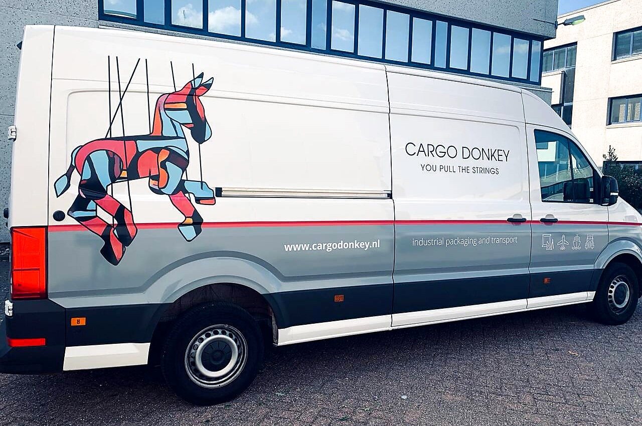 Cargo Donkey bedrijfswagen met logo voor ophalen en brengen.