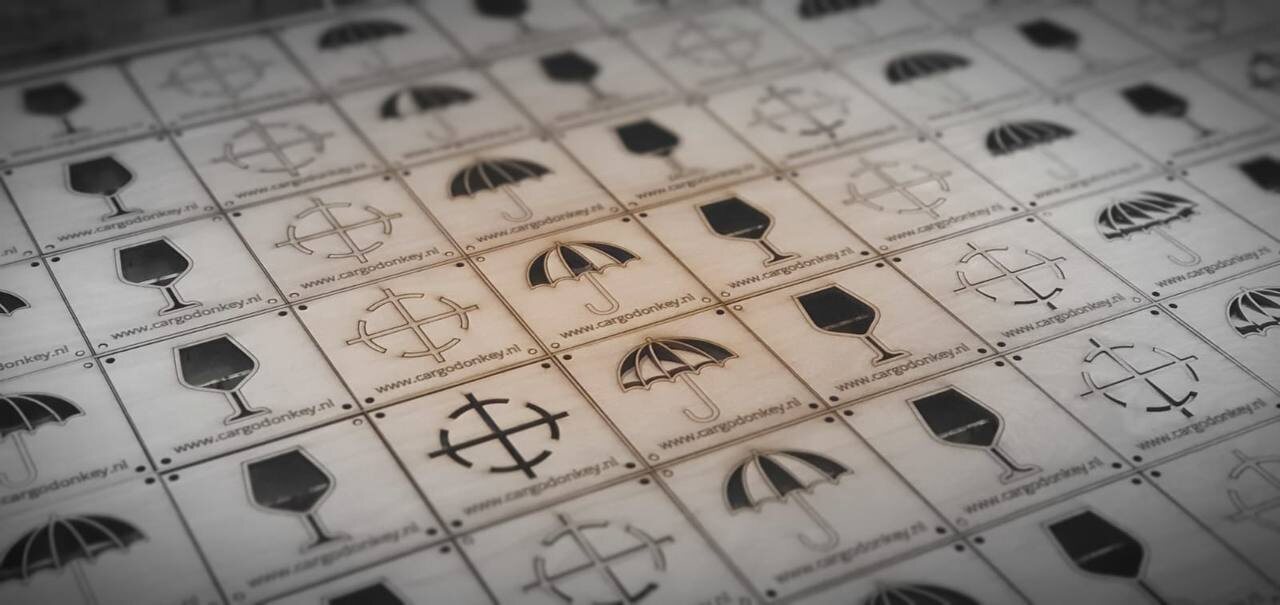 Detailfoto van Cargo Donkey verpakkingslabels met fragile, keep-dry en handling symbolen voor houten exportverpakking.